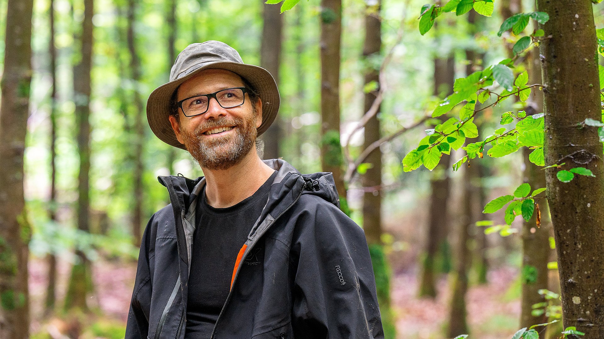 Professor Rupert Seidl bei Forschung im Wald.