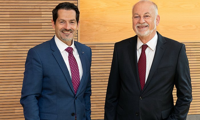 TUM-Präsident Prof. Thomas F. Hofmann (links) und Stiftungsratsvorsitzender Dr. Dieter Schenk, Else Kröner-Fresenius-Stiftung. 