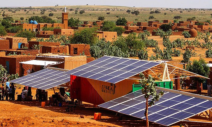 Solarpanele in der Wüste.