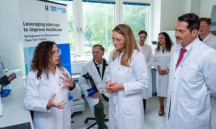 Health Minister Judith Gerlach and TUM President Thomas F. Hofmann visit the TUM Venture Lab Healthcare.