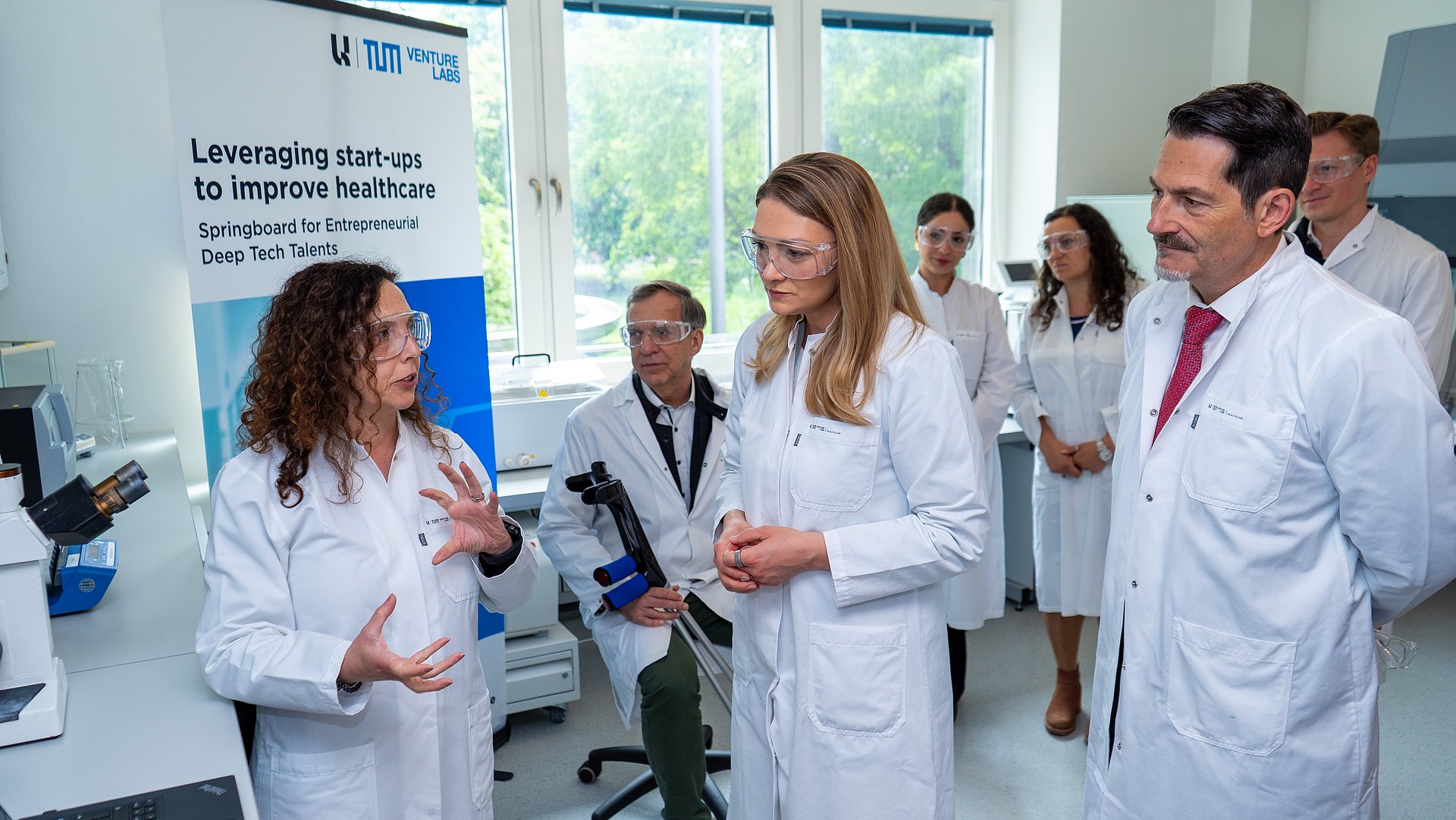 Health Minister Judith Gerlach and TUM President Thomas F. Hofmann visit the TUM Venture Lab Healthcare.