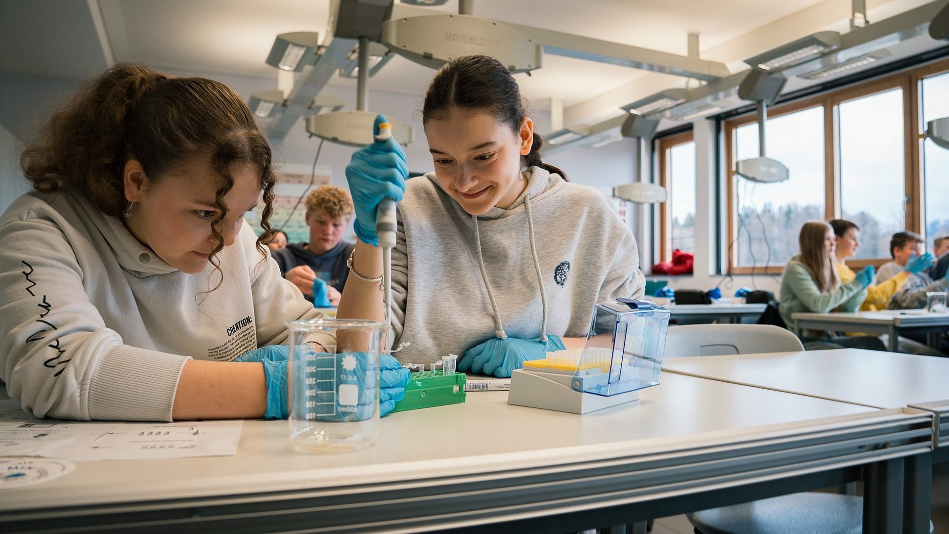 Zwei Schülerinnen machen ein Experiment im MINTopolis.