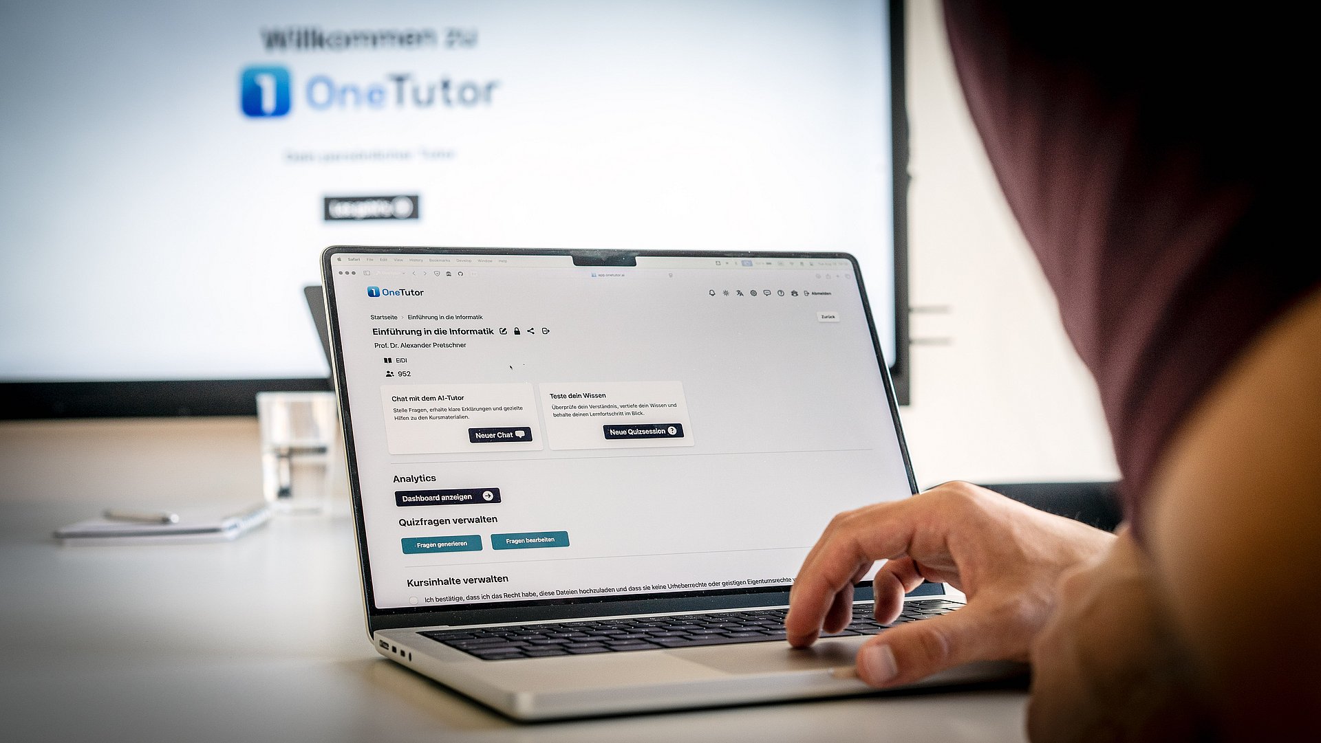 Blick über die Schulter eines Studenten, der gerade am PC sitzt und mit dem Tool OneTutor arbeitet.