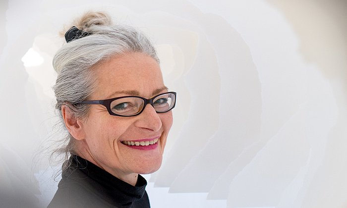 Professorin Tina Haase in einer Papier-Arbeit von Kim Alena Neubüser. (Bild: Astrid Eckert / TUM)