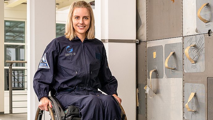 Die Studentin Michaela Benthaus im Rollstuhl. 