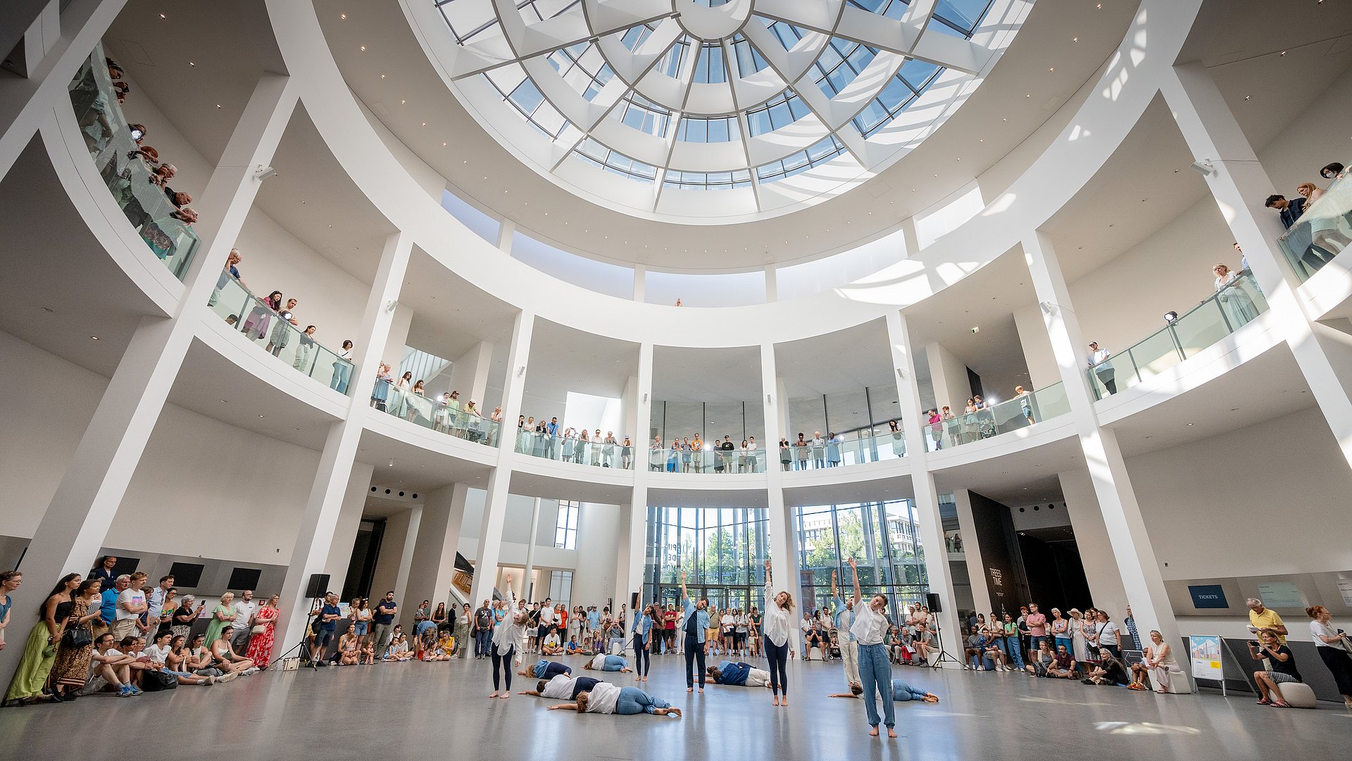 Aufführung der Choreografie "Ubuntu" durch Studierende der TUM in der Rotunde der Pinakothek der Moderne während des Kunstareal-Fests 2025. Die Choreografie ist Ergebnis eines einwöchigen Workshops im Rahmen des Projekts "TUM tanzt!"