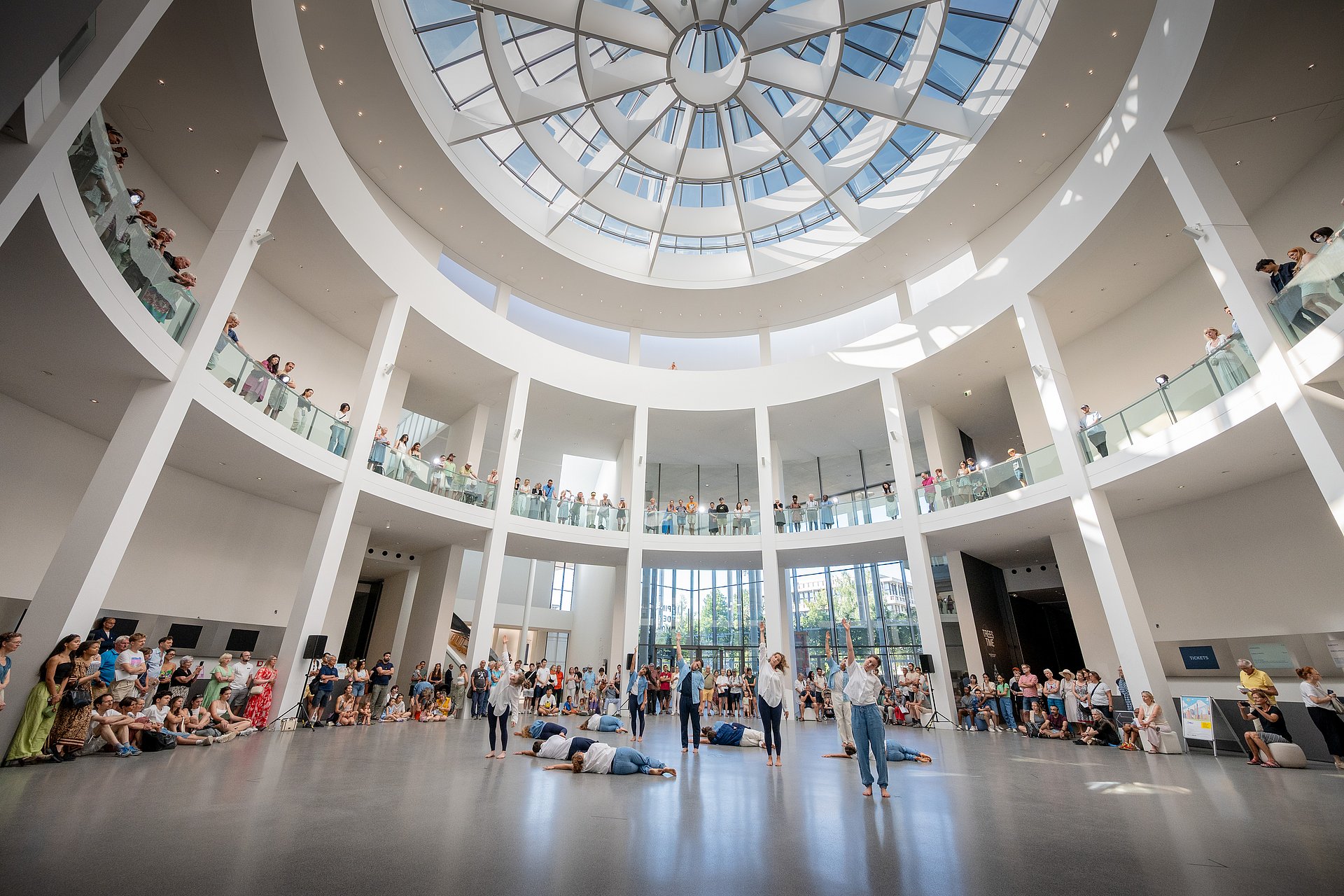 Aufführung der Choreografie "Ubuntu" durch Studierende der TUM in der Rotunde der Pinakothek der Moderne während des Kunstareal-Fests 2025. Die Choreografie ist Ergebnis eines einwöchigen Workshops im Rahmen des Projekts "TUM tanzt!"