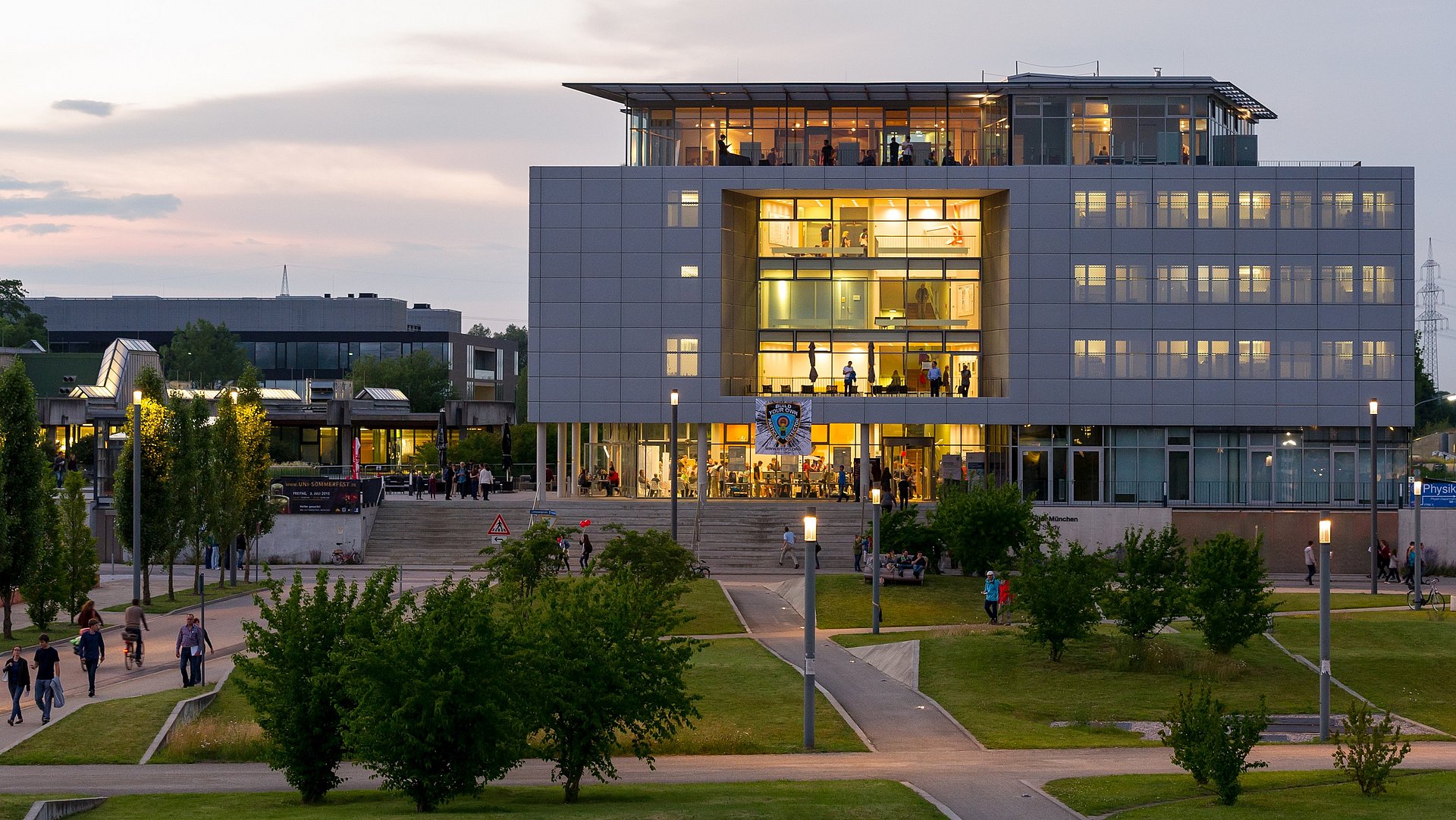 Bild des Institut für Advanced Studies (IAS) im Abendlicht