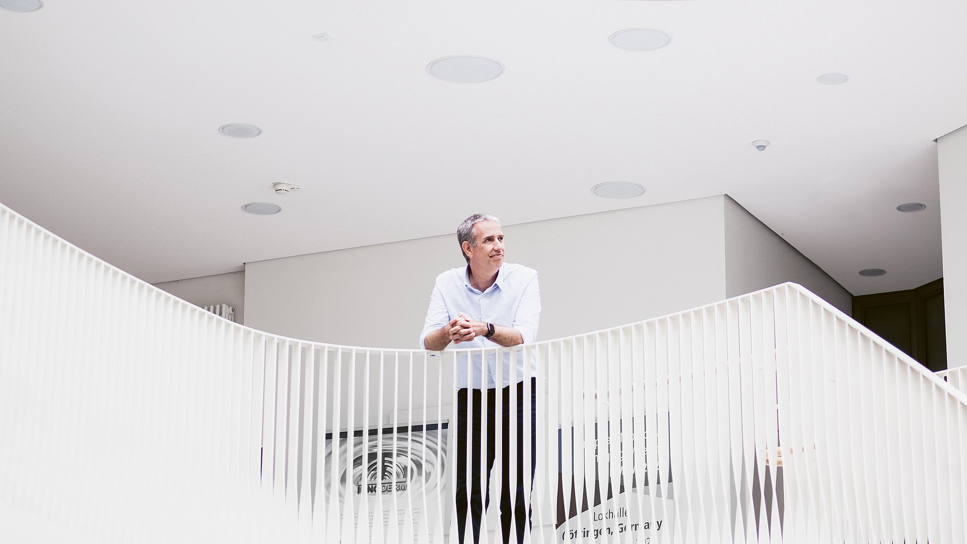 Das Bild zeigt Professor Daniel Rückert. Er arbeitet auf dem Gebiet der Künstlichen Intelligenz (KI) und des Maschinellen Lernens und deren Anwendungen in der Medizin. 