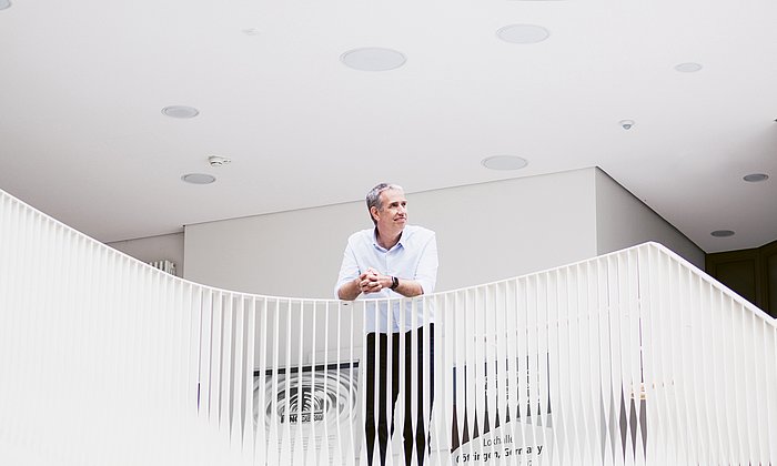 Das Bild zeigt Professor Daniel Rückert. Er arbeitet auf dem Gebiet der Künstlichen Intelligenz (KI) und des Maschinellen Lernens und deren Anwendungen in der Medizin. 