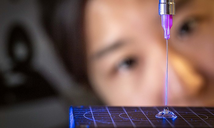 Prof. Lieleg und sein Team arbeiten an Kontaktlinsenbeschichtungen, die auf Mucinen basieren.