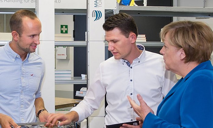 Bundeskanzlerin Merkel trifft die Gründer des Start-ups Magazino.