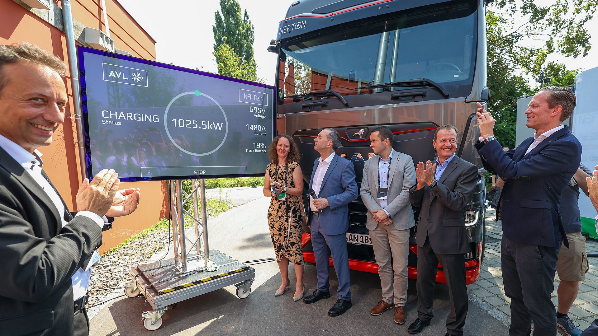 Vorstellung des Megawatt-Ladens mit Prof. Markus Lienkamp, den Projektpartnerinnen und -partnern sowie Wirtschaftsminister Hubert Aiwanger.