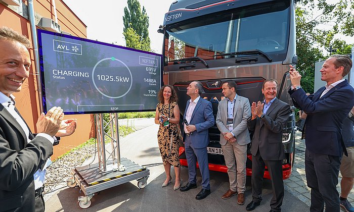 Vorstellung des Megawatt-Ladens mit Prof. Markus Lienkamp, den Projektpartnerinnen und -partnern sowie Wirtschaftsminister Hubert Aiwanger.