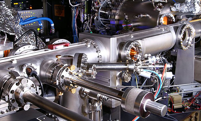 Die nur wenige Nanometer dicken Schichten  wurden mit dieser Molekularstrahlepitaxie-Anlage aufgebaut – Bild: W. Hoffmann / TUM