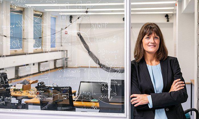 Humboldt-Professorin Angela Schoellig in ihrem Learning Systems and Robotics Lab, in dem sie die Choreographien mit den Flugrobotern entwickelt hat. 