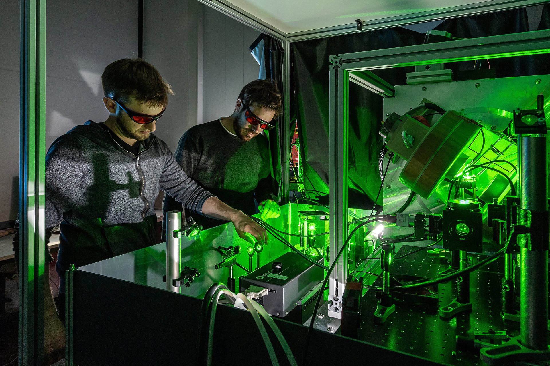 Robin Allert (li.) und Prof. Dominik Bucher entwickeln neue Quantensensoren.