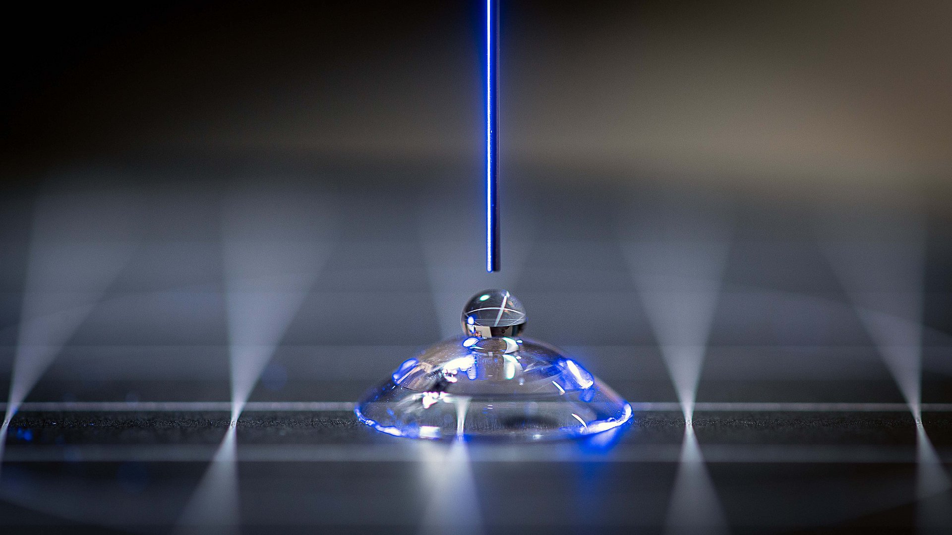 The team developed a coating for contact lenses that improves the interaction of the lenses with water. It reduces friction between the lens and the eye, thus helping to prevent damage to the cornea. 