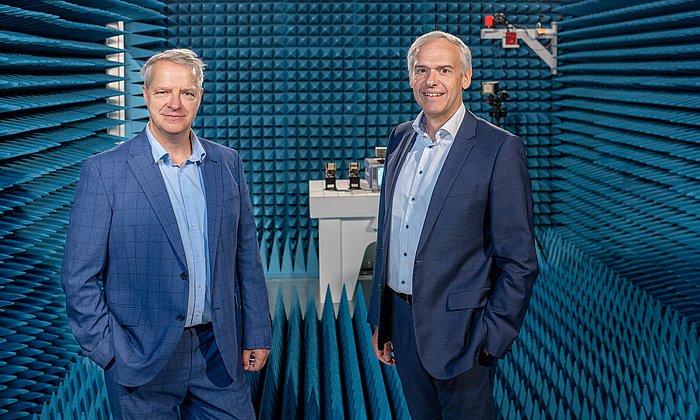 Prof. Dr. Holger Boche, Leiter der Initiative 6G-life und Prof. Dr. Wolfgang Kellerer, Leiter des 6G Zukunftslabor Bayern in der Absorberkammer. 