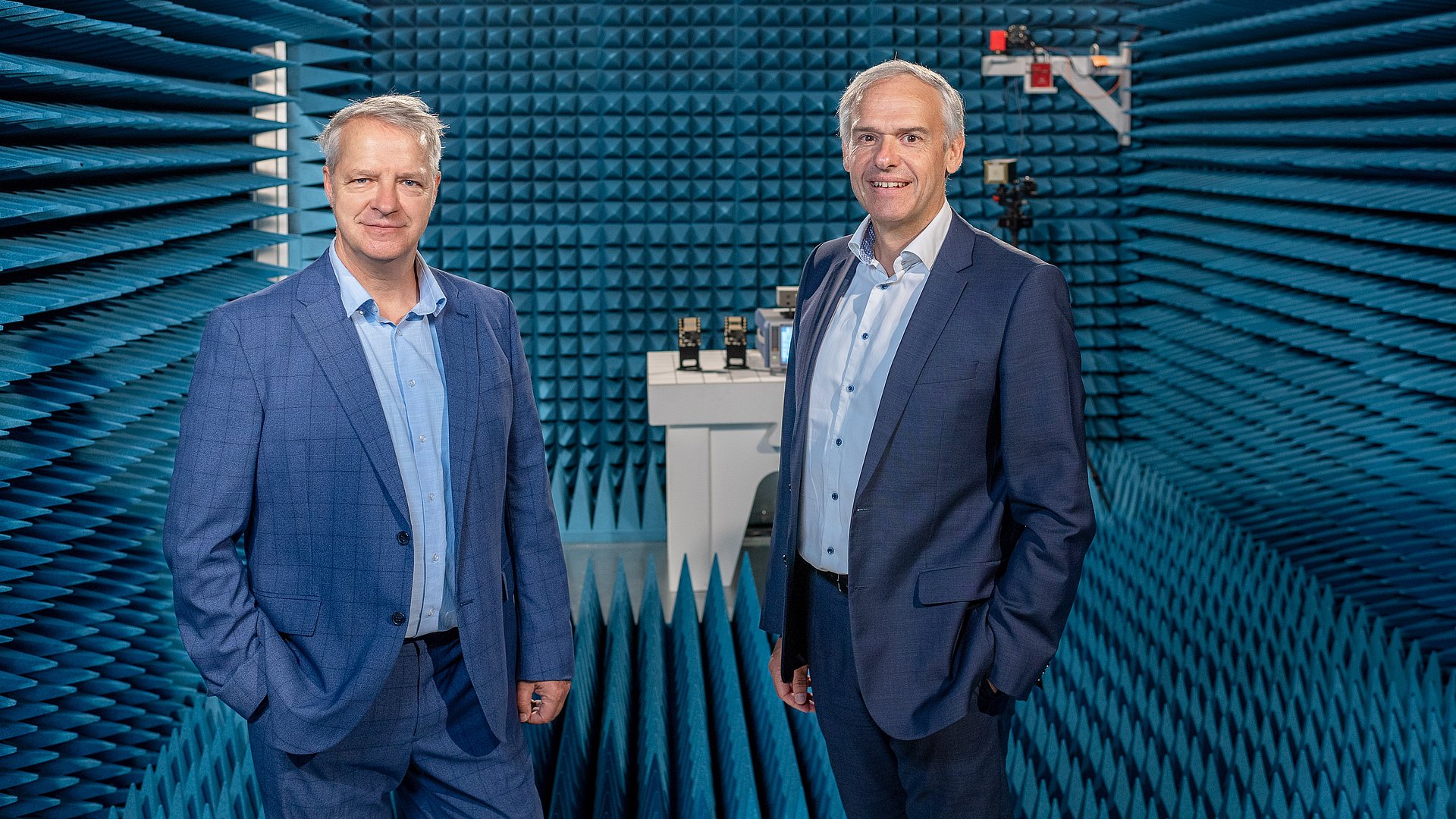 Prof. Dr. Holger Boche, Leiter der Initiative 6G-life und Prof. Dr. Wolfgang Kellerer, Leiter des 6G Zukunftslabor Bayern in der Absorberkammer. 