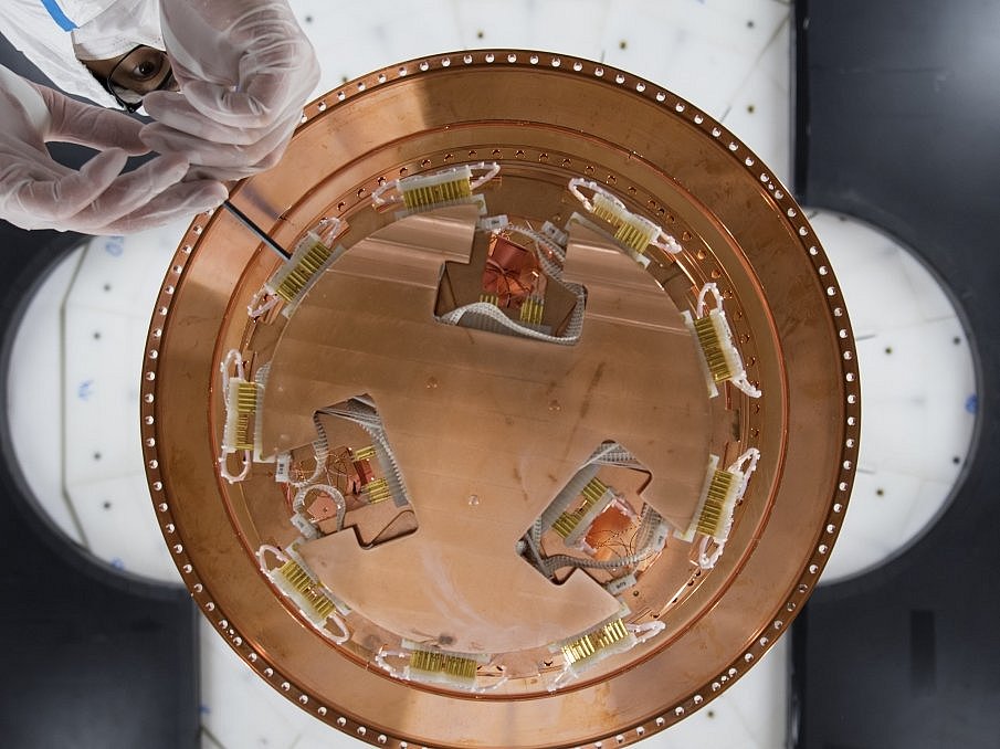 Dr. Raimund Strauss von der TUM bei der Montage der Detektoren im innersten Teil des CRESST-Experiments