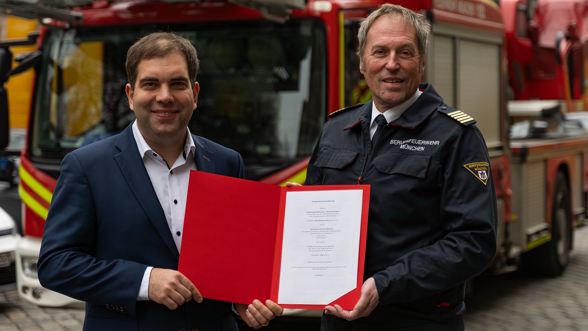 (v.l.) Prof. Claudius Hammann und Oberbranddirektor Wolfgang Schäuble, Leiter der Branddirektion München