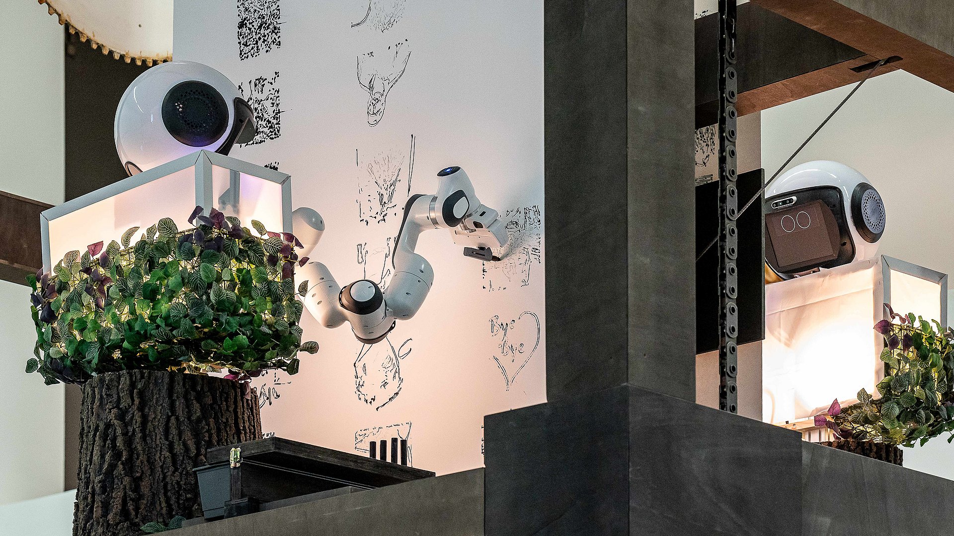 In der Ausstellung KI.Robotik.Design (Pinakothek der Moderne) zeichnet der Roboter auf Anweisung der Besucher.