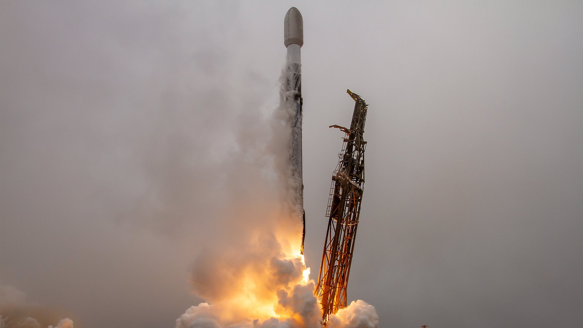 Eine Rakete startet im Nebel