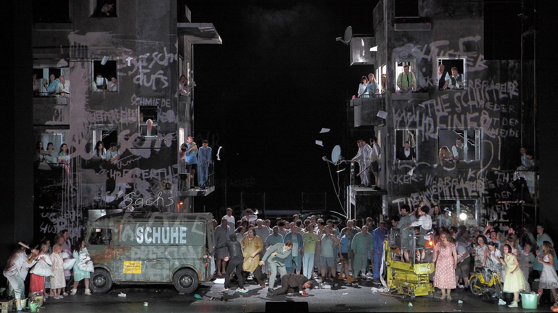 Ensemblemitglieder der Bayerischen Staatsoper auf der Bühne bei einer Aufführung von  Richard Wagners Oper „Die Meistersinger von Nürnberg“. 