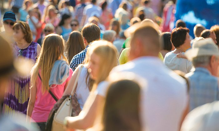 Ergebnisse aus der KORA Bevölkerungsstudie zeigen: Das Wohlbefinden im Alter hängt maßgeblich von psychosozialen und weniger von körperlichen Faktoren ab. (Bild: iStock / Dovapi)