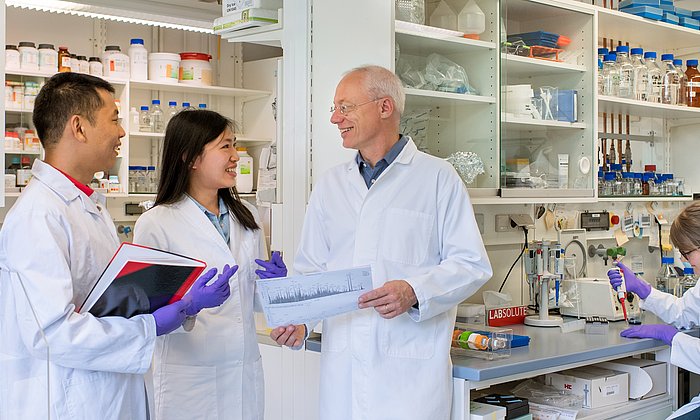 Prof. Bernhard Küster and his team in a laboratory.