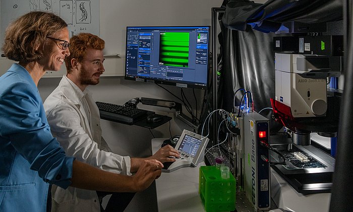 Prof. Karen Alim und ein Mitarbeiter im Labor