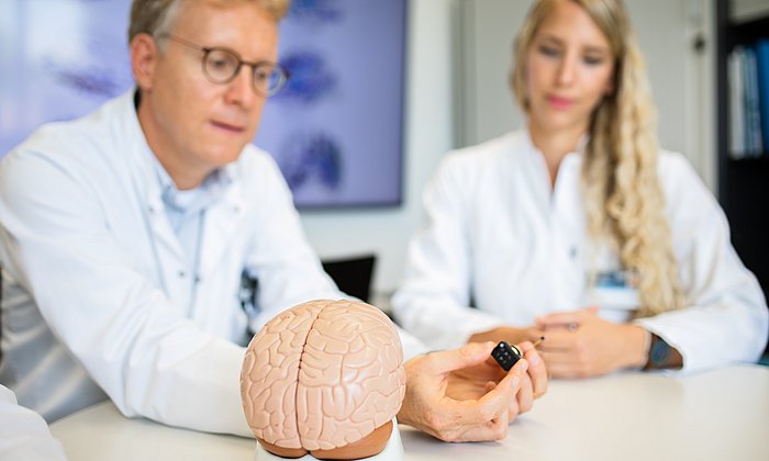 Prof. Simon Jacob und Wissenschaftlerin Laura Schiffl