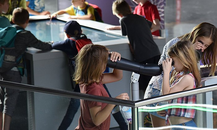 Children at the info booth of the Munich Cluster of Excellence