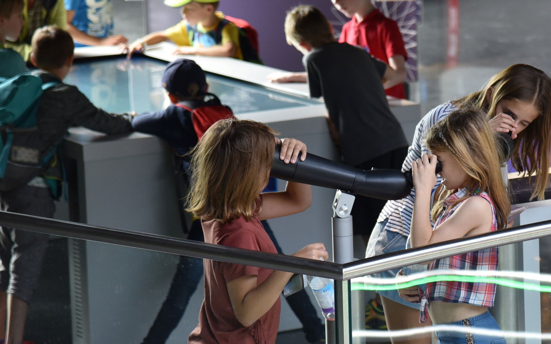 Children at the info booth of the Munich Cluster of Excellence