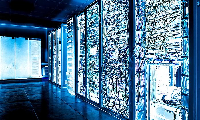 Großes Datenzentrum mit Servern