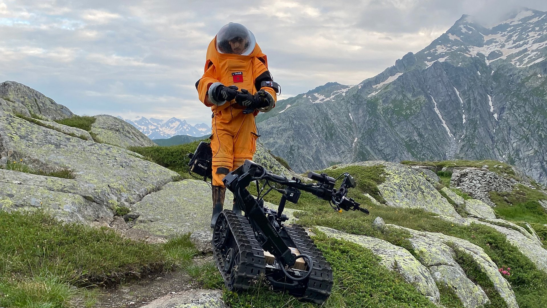 Ein studentischer Astronaut steuert einen Mondrover bei der Raumfahrtsimulation Asclepios IV