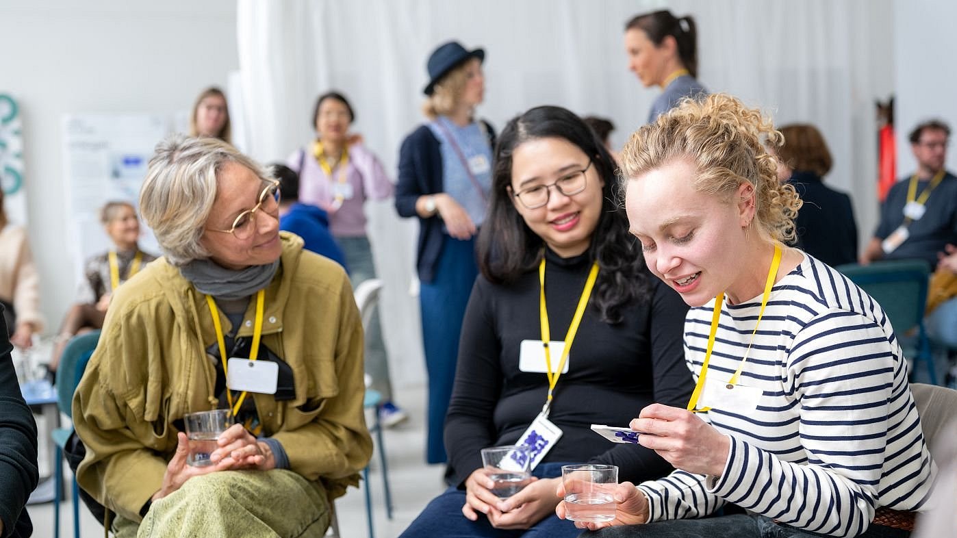 Teilnehmerinnen der Veranstaltung "Creative Collisions" diskutieren miteinander.