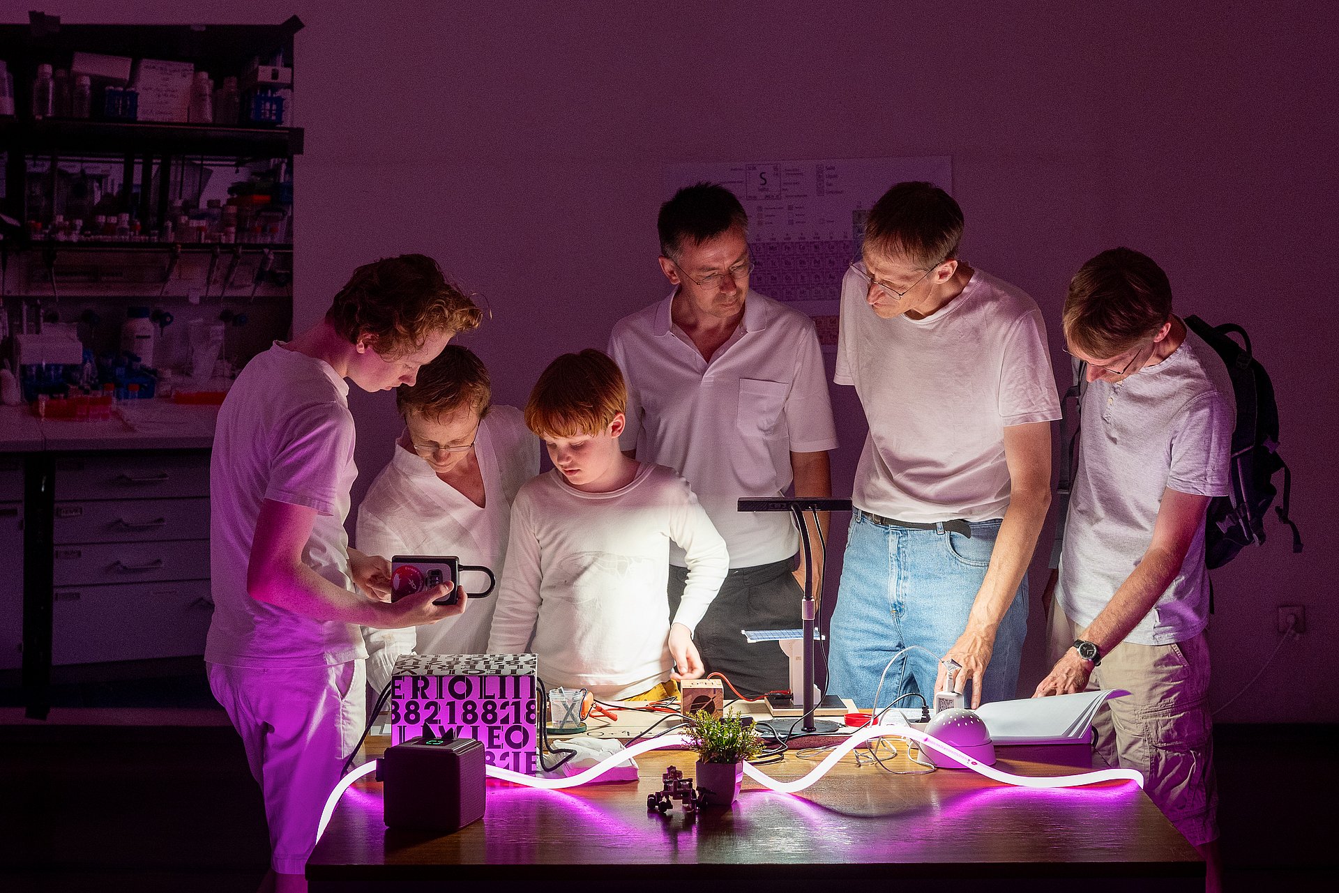 Besucherinnen und Besucher des Kunstareal-Fests 2025 lösen ein Rätsel im Science Escape Room "Escape from Carbonia", der von Studierenden, Promovierenden und Mitarbeitenden der TUM und des Exzellenzclusters e-conversion für das Wissenschaftsjahr 2025 – Zukunftsenergie entwickelt wurde.