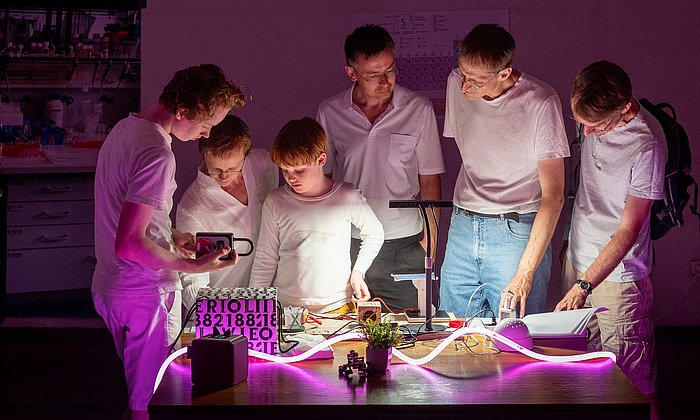 Besucherinnen und Besucher des Kunstareal-Fests 2025 lösen ein Rätsel im Science Escape Room "Escape from Carbonia", der von Studierenden, Promovierenden und Mitarbeitenden der TUM und des Exzellenzclusters e-conversion für das Wissenschaftsjahr 2025 – Zukunftsenergie entwickelt wurde.