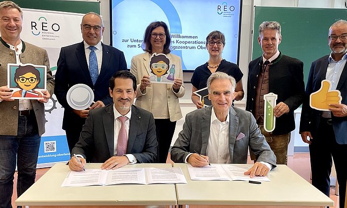 TUM President Prof. Thomas F. Hofmann (front left) and District Administrator Olaf von Löwis sign the cooperation agreement with State Parliament President Ilse Aigner (3rd from left), TUM Chancellor Albert Berger (2nd from left), Prof. Claudia Nerdel (3rd from right) and representatives of the region. 