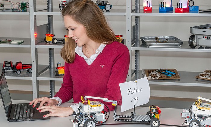 Studentin erprobt autonom fahrende Automodelle im TUMlab-Forum. (Bild: Deutsches Museum)