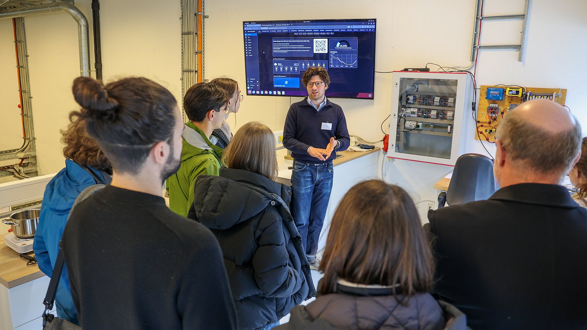 Michael Penk im „Gehirn“ des Labors mit zentralem Schaltschrank und Monitor für alle Messdaten
