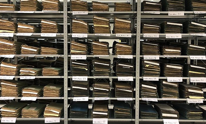 Das Bild zeigt Regale voller Akten im TUM Archiv.