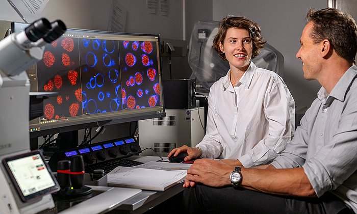Christine Kriebisch und Professor Job Boekhoven an einem Bildschirm in ihrem Labor.