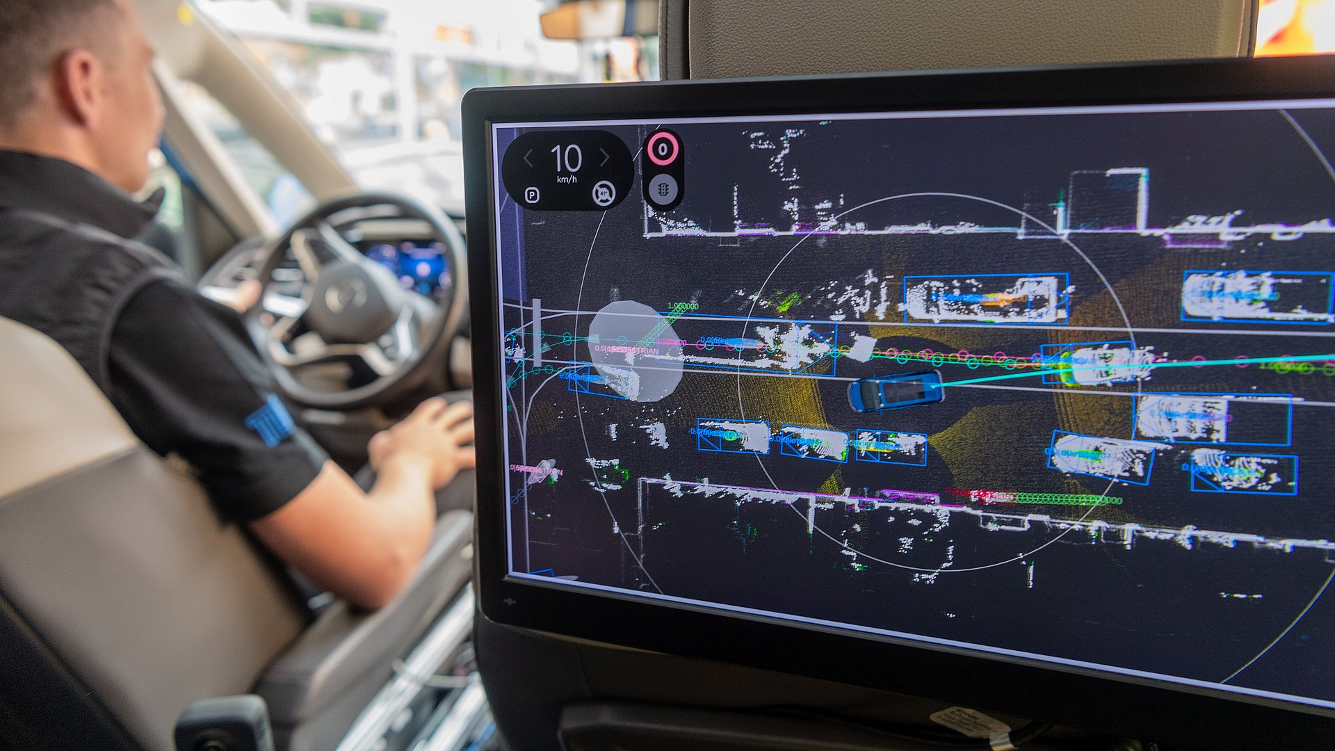 Display in the vehicle shows sensor images of the surroundings