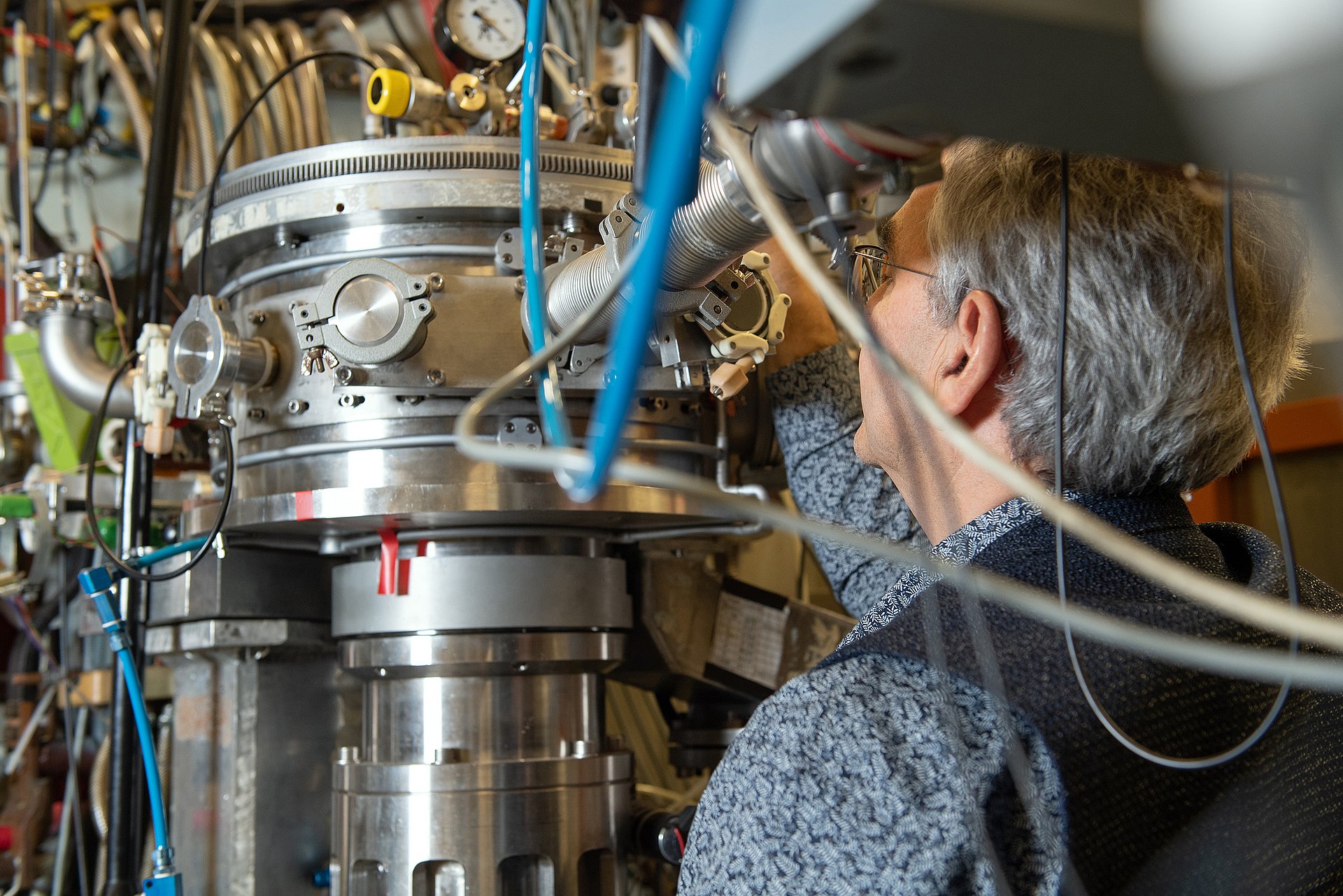 Dr. Roman Gernhäuser an der Target-Kammer