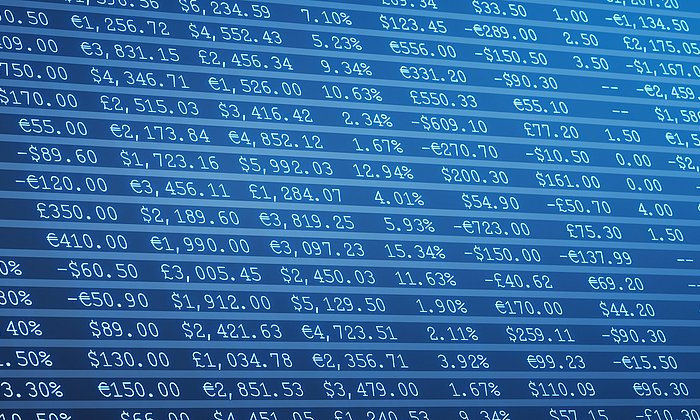 Aktienkurse auf einer Anzeigetafel