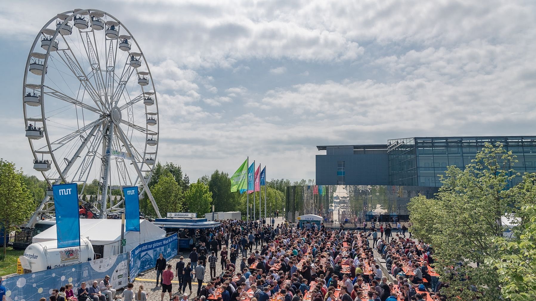 Riesenrad und Biertische mit Gästen beim Fest "maiTUM" auf dem Campus Garching zur Feier des Jubiläumsjahres 2018.