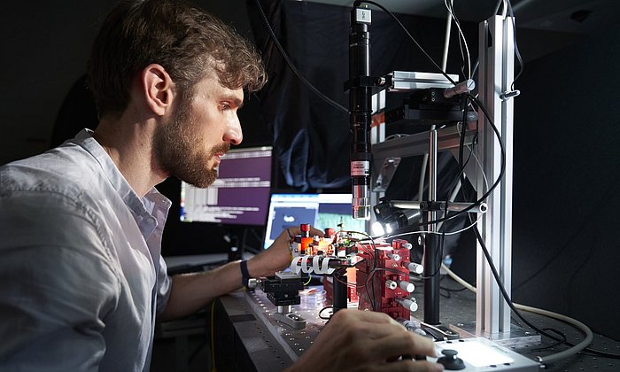 A scientist from the Cluster of Excellence "Munich Center for Quantum Science and Technology" (MCQST).